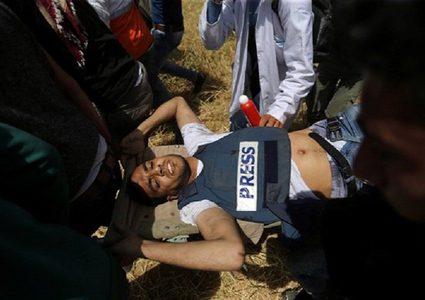 إصابة صحفيين في الجمعة الرابعة من مسيرات العودة شرق خانيونس