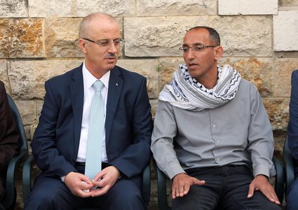 بالصور.. الحمد الله يزور الأسير المحرر صهيب جبعيتي في بلدة كفر اللبد