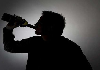 علماء يكشفون دور الكحول في تقصير العمر