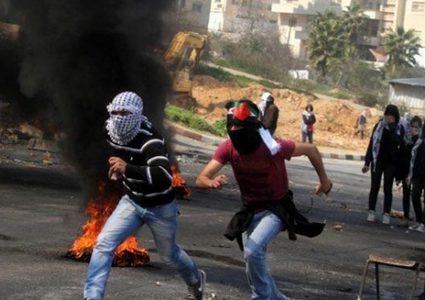 اندلاع مواجهات في الضفة والاحتلال يقمع مسيرات داعمة لغزة