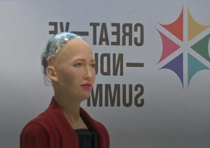 الروبوت صوفيا من القاهرة: من فضلكم لا تطيحوا بي