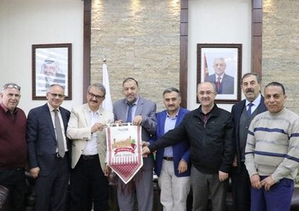 أبو سنينة يُطلع رؤساء بلديات تركية على أوضاع الخليل