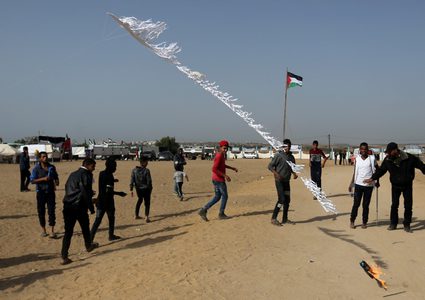 طائرة ورقية تشعل النيران في الاراضي المحاذية للسياج الفاصل شرق المغازي