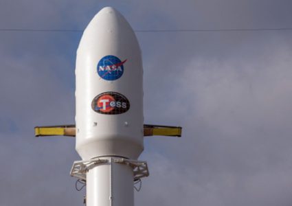 "سبيس إكس" تطلق صاروخا عليه تليسكوب لتعقب الكواكب