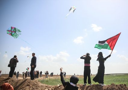 الطائرات الورقية تدفع الاحتلال إلى تعزيز نظام إطفاء الحرائق