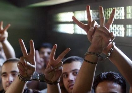 500 معتقل يواصلون مقاطعة محاكم الاحتلال