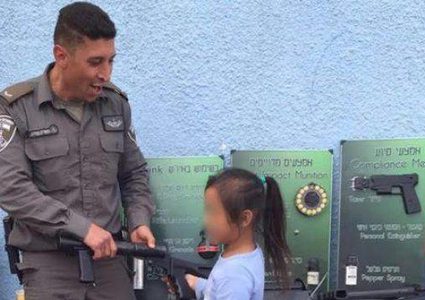 هآرتس: عناصر قوات الإحتلال يدربون أطفالهم على السلاح