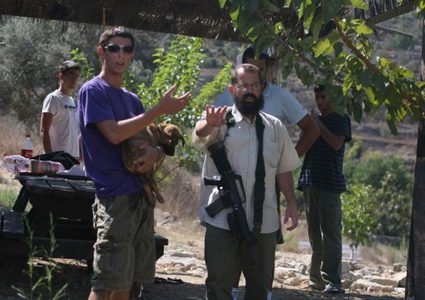 مستوطنون يهاجمون منزلين في البلدة القديمة بالخليل