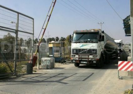 الاحتلال يعيد فتح معبري “كرم أبو سالم” و”بيت حانون” والسماح بادخال 450 شاحنة بضائع