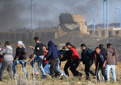 إصابة ثلاثة شبان على حدود قطاع غزة