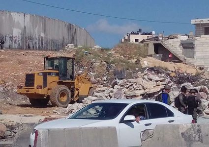 الاحتلال يهدم مقهى قرب حاجز "قلنديا" العسكري