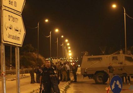 قوات الاحتلال تنصب حاجزًا في جنين وتفتش المركبات