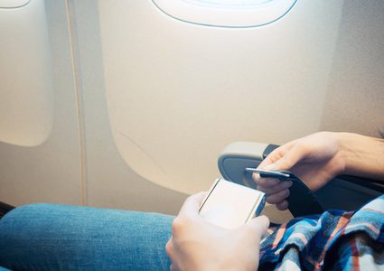 لماذا أحزمة الأمان في الطائرة تختلف عن السيارة؟