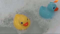 مخاطر دمية البط المطاطي (فيديو)