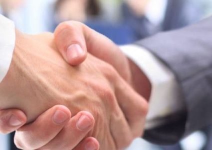 ما هي فوائد المصافحة القوية ؟