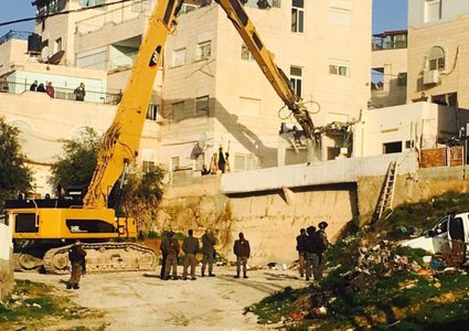 الاحتلال يهدم جزءا من مطبعة ويستولي على محتوياتها ويغلقها