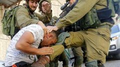 الإحتلال يعتقل شابًا شرق قلقيلية