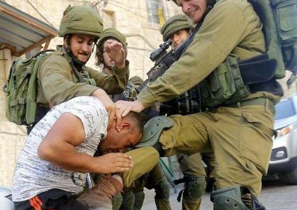 الإحتلال يعتقل شابًا شرق قلقيلية