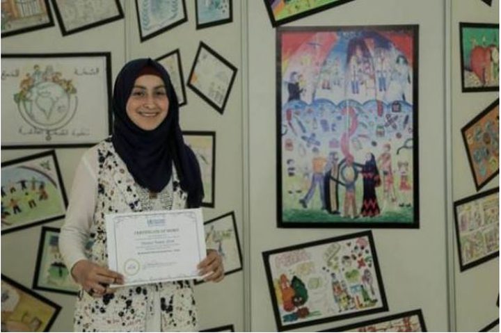 طالبة من غزة تفوز بالمركز الأول في مسابقة للرسم نظمتها "الصحة العالمية"