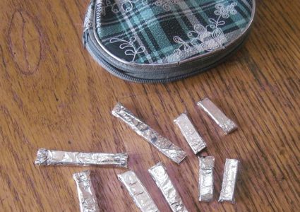 الشرطة تقبض على شخص بحوزته مخدرات