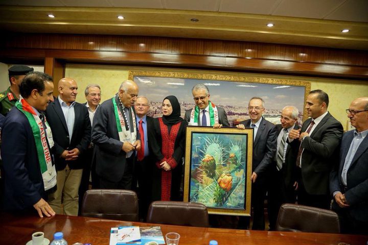 آل خليفة والرجوب يزوران مخيم بلاطة وجامعة النجاح الوطنية