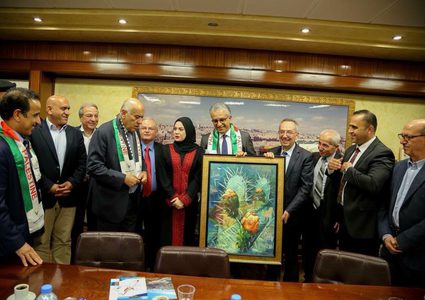 آل خليفة والرجوب يزوران مخيم بلاطة وجامعة النجاح الوطنية