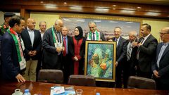 آل خليفة والرجوب يزوران مخيم بلاطة وجامعة النجاح الوطنية