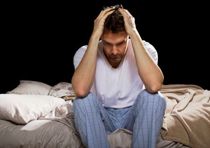 هل تستيقظ دوما عند الفجر... الأسباب والحلول!