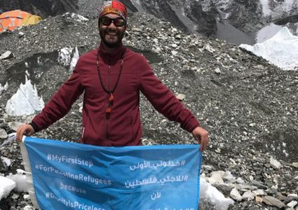 شاب فلسطيني يصل بقدم واحدة إلى قمة إيفرست