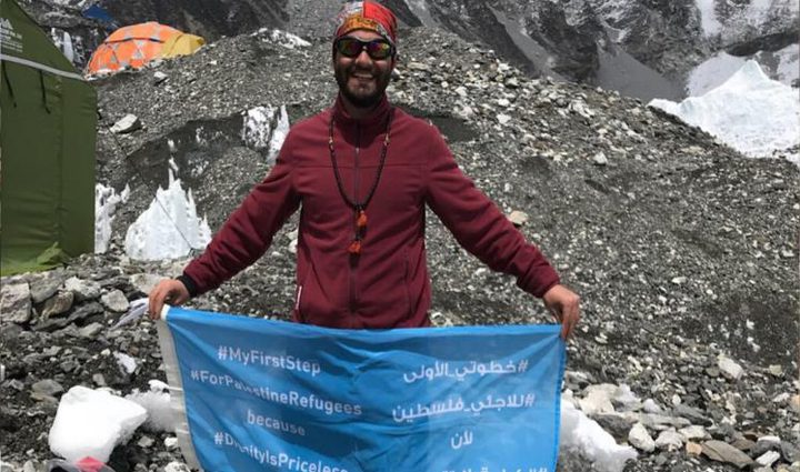 شاب فلسطيني يصل بقدم واحدة إلى قمة إيفرست