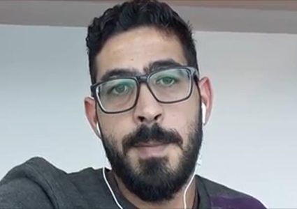 لاجئ سوري يعيش عالقا بمطار منذ أكثر من شهر