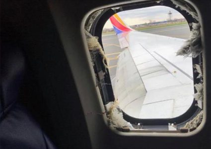 امرأة كادت  تطير خارج الطائرة بعد تعطل المحرك