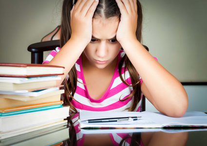 على المراهقين المشي ل"ميل" يومياً لحماية انفسهم من الاكتئاب