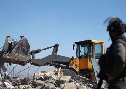 إخطارات بهدم ووقف بناء 10 منازل في قلنديا
