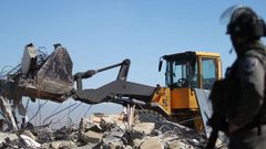 إخطارات بهدم ووقف بناء 10 منازل في قلنديا
