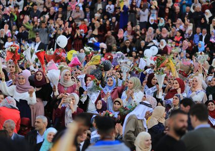 الغرابة والابتكار في حفلات التخرج لطلبة جامعة النجاح (فيديو)