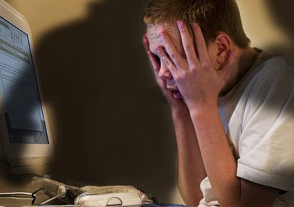 "البلطجة" على الإنترنت تضاعف إيذاء الشباب لأنفسهم