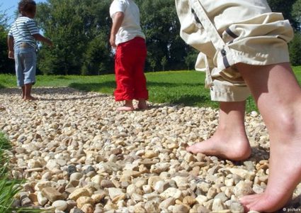 دع طفلك يمشي حافيا لينمو بسرعة