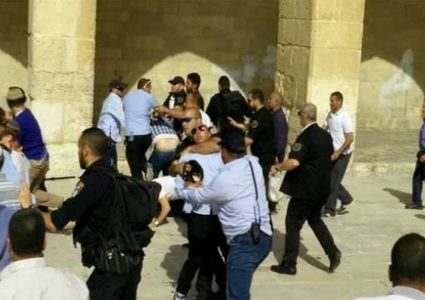 الاحتلال يستهدف حراس المسجد الأقصى بالابعاد