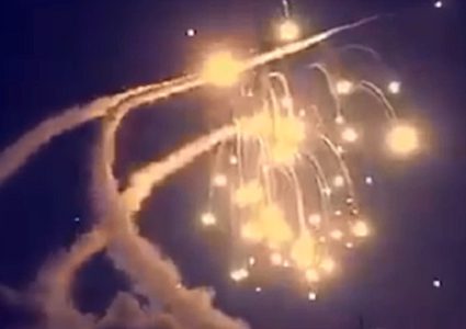 صواريخ الدفاع الجوي الروسية تسقط أهدافًا مجهولة فوق قاعدة حميميم في سوريا