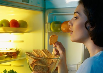 علاقة تناول الطعام ليلاً بحروق الشمس