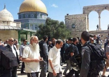 74 مستوطنا يقتحمون المسجد الأقصى