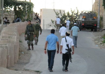 عصابات "تدفيع الثمن" تضرم النار في مركبتين وتخط شعارات عنصرية