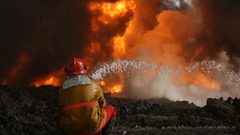 10 قتلى على الأقل في حريق بئر نفطية غير قانونية في إندونيسيا