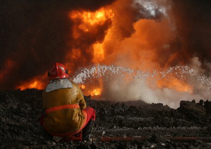 10 قتلى على الأقل في حريق بئر نفطية غير قانونية في إندونيسيا