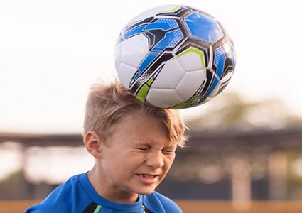 ما هي مخاطر ضرب الكرة بالرأس؟