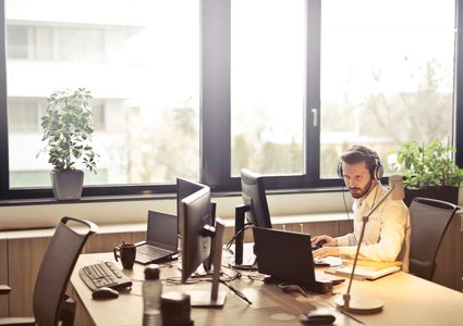 الاستماع للموسيقى يحسن من الانتاجية في العمل