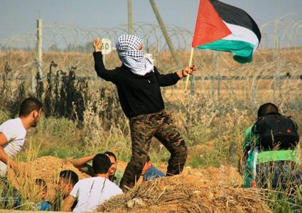 الاحتلال يُطلق النار على متظاهرين جنوب ووسط قطاع غزة