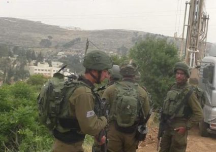 قوات الاحتلال تصادر حفاراً وشاحنة في "بيت أمر"