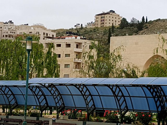 الطقس: درجات الحرارة أدنى من معدلها بحدود 4 درجات وسقوط زخات من الأمطار